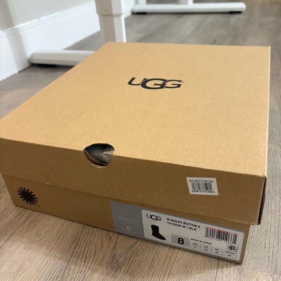 Authentic UGG Bailey Button ll Black Suede Fur Boots - Picture 7 of 7